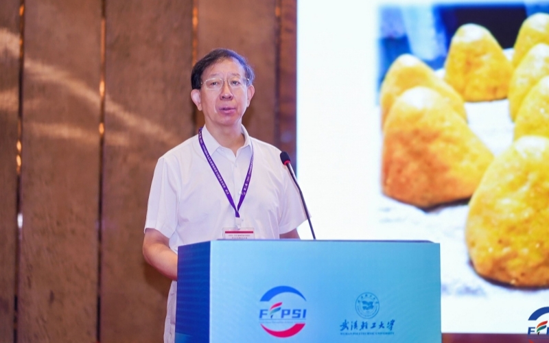 中国工程院院士、北京工商大学孙宝国教授作报告。