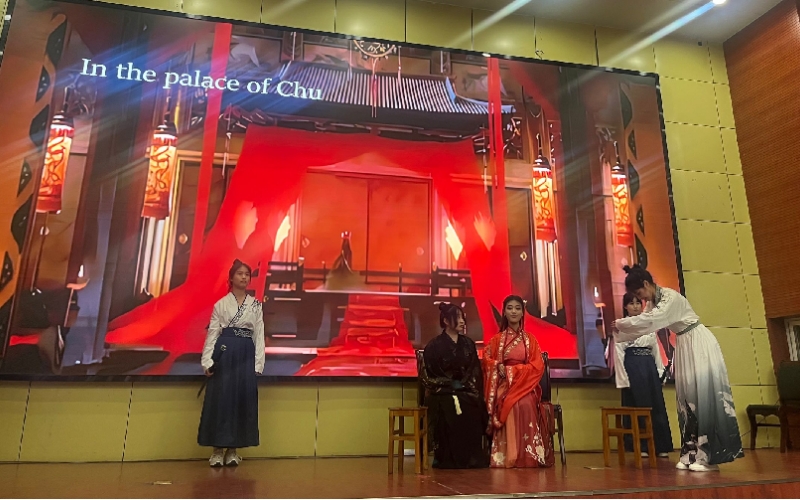 亚洲片中文字幕在线看外国语学院学生在表演戏剧《屈原》。赵玲摄