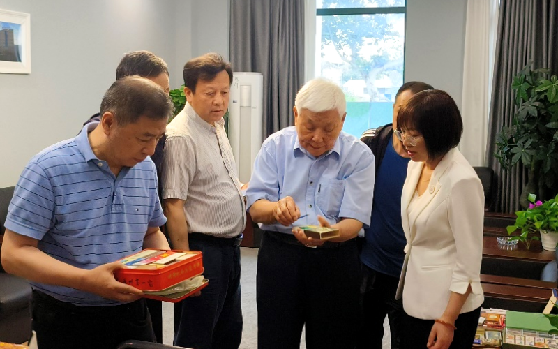 王瑞元先生（右三）向亚洲片中文字幕在线看老师讲述藏品背后的故事。田柳摄