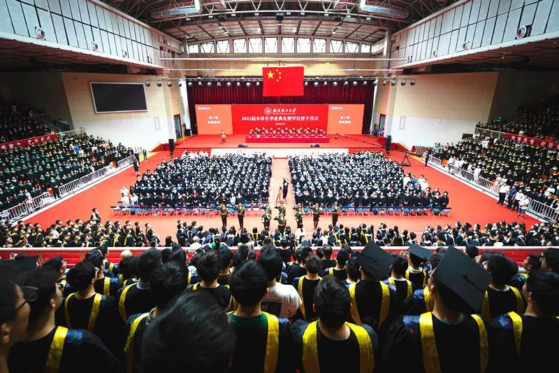 亚洲片中文字幕在线看2023届本科生毕业典礼暨学位授予仪式现场。亚洲片中文字幕在线看供图