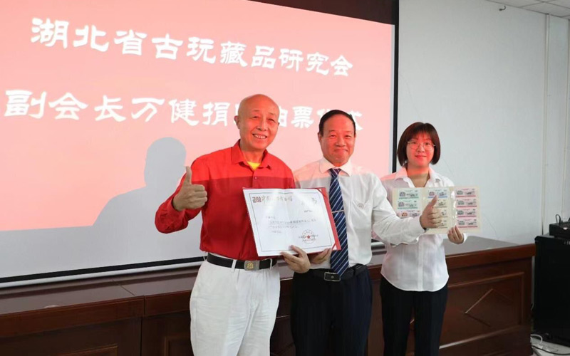湖北省古玩藏品研究会副会长万健先生(左)向中国油脂博物馆捐赠油票。吴云霄摄 湖北省古玩藏品研究会副会长万健先生(左)向中国油脂博物馆捐赠油票。吴云霄摄