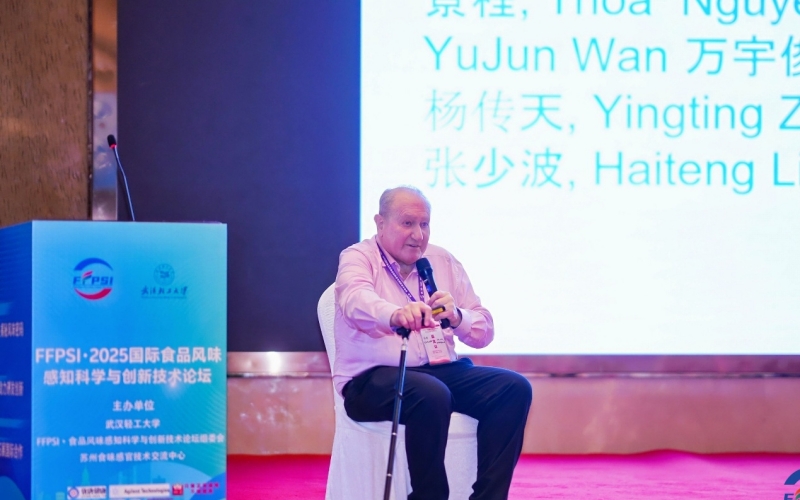 国外专家学者作报告。