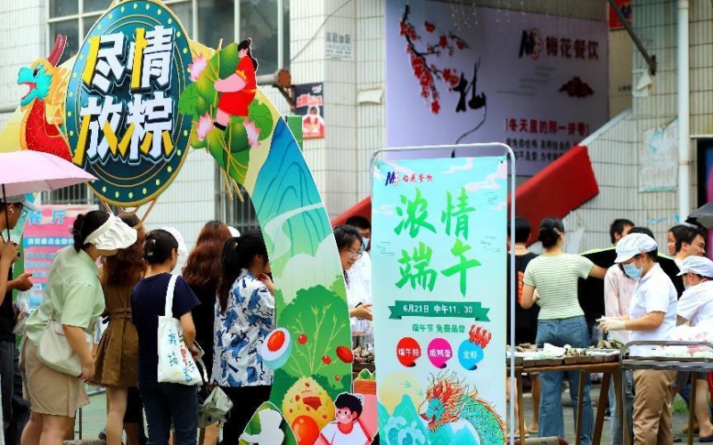 亚洲片中文字幕在线看学生在排队领取端午节礼物。陈卓琳摄 亚洲片中文字幕在线看学生在排队领取端午节礼物。陈卓琳摄