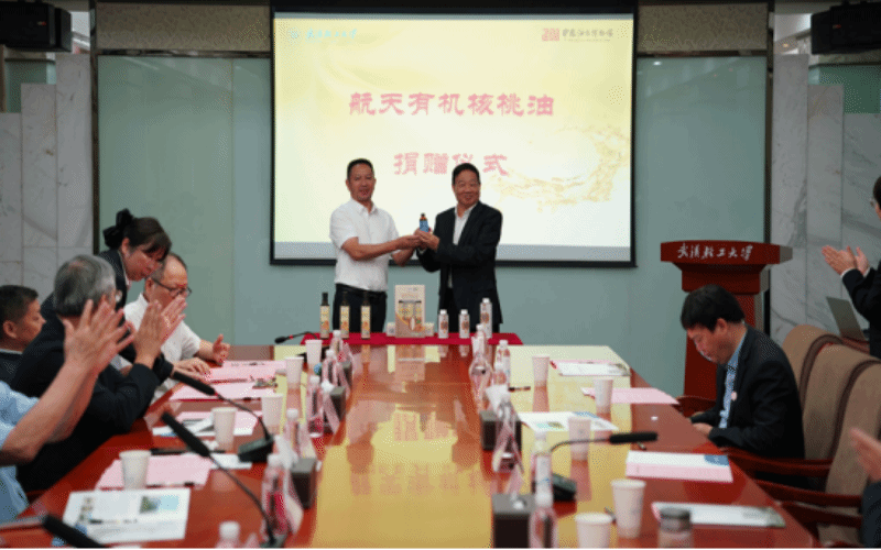 云南摩尔农庄生物科技开发有限公司捐赠航天有机核桃油。郑璐淳摄